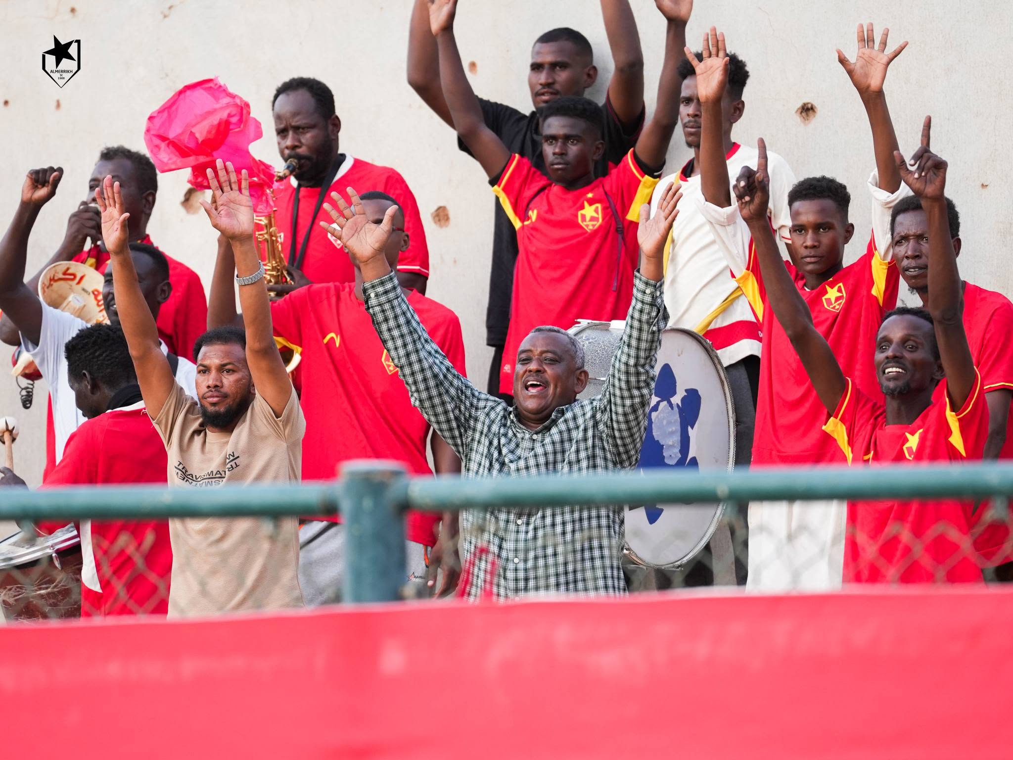 جماهير المريخ السوداني تملأ المدرجات بالأعلام الحمراء والصفراء في مشهد يعكس قوة القاعدة الجماهيرية للنادي وروح الانتماء للشعب المريخي.